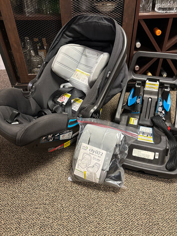 BABY JOGGER CITY GO Infant car seat with base. Expires 2028 Car Seat